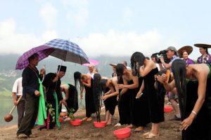 Phong tục gội đầu bằng nước gạo chua của người Thái trắng